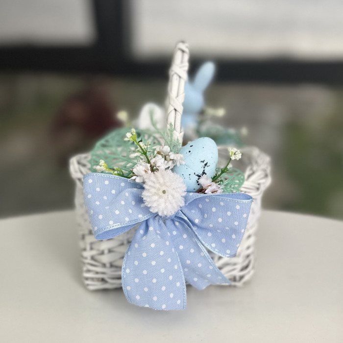 Великодній кошик ручної роботи білий з біло-блакитним декором та зайчиком, малий