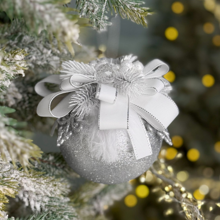 Куля декорована 10 см срібна із білим бантом