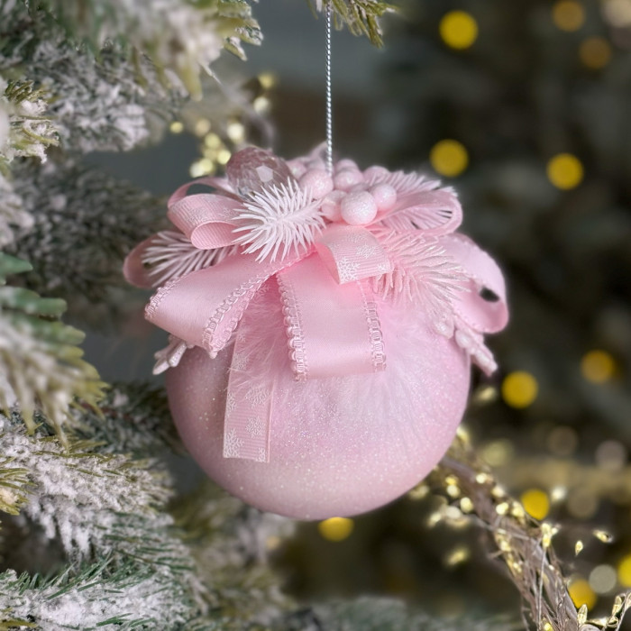 Куля декорована 10 см рожева з рожевим бантом і пір’ям