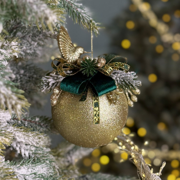 Шар декорированный 10 см золотой с зелёной бархатной лентой и колибри