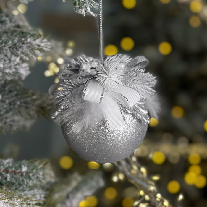 Новорічна куля декорована 8 см срібна із білим бантом