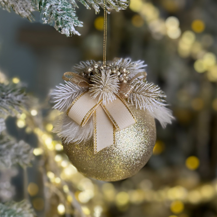 Новогодний шар декорированный 8 см золотой с кремовым бантом