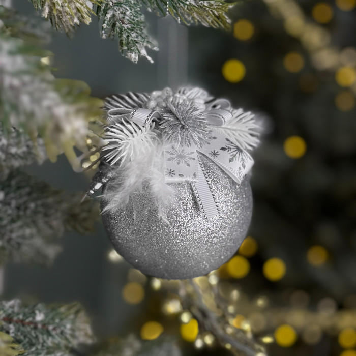 Новорічна куля декорована 8 см срібна із білим бантом