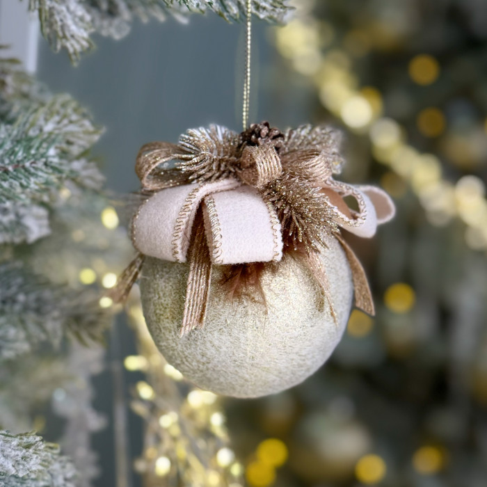 Новорічна куля декорована 8 см золота з кремовим бантом