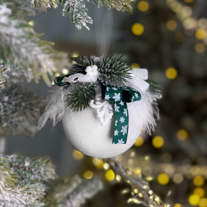 Новорічна куля декорована 8 см біла із зеленим бантом