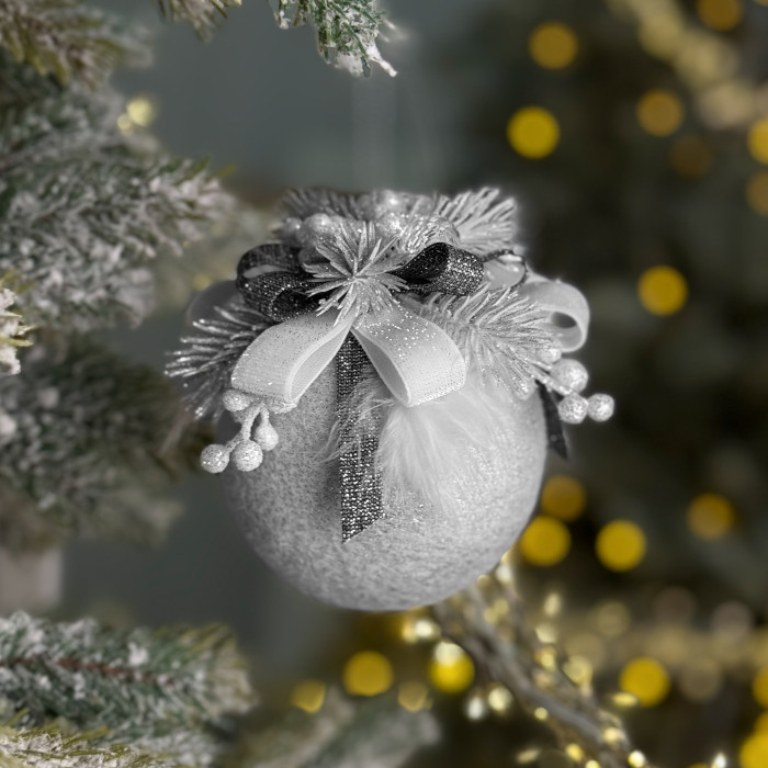 Новорічна куля декорована 8 см срібна з біло-сірим бантом