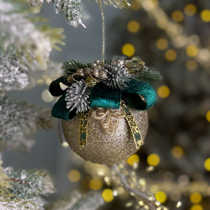 Новорічна куля декорована 8 см золота з темно-зеленим бантом