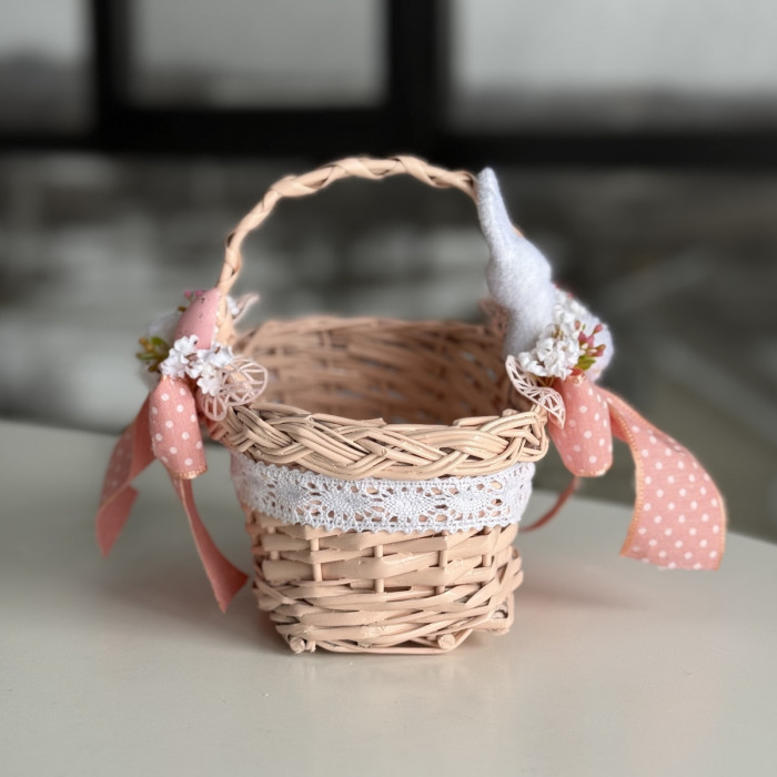 Великодній кошик ручної роботи рожевий з біло-рожевим декором та зайчиком малий