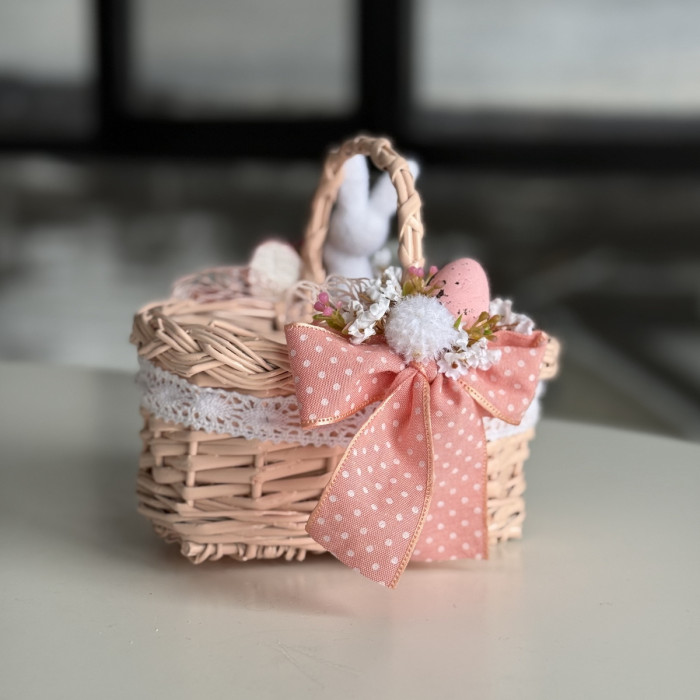 Великодній кошик ручної роботи рожевий з біло-рожевим декором та зайчиком малий
