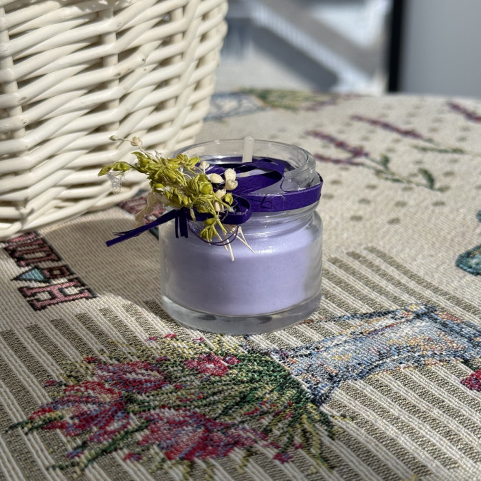 Великодня свічка фіолетова в скляній баночці з декором маленька
