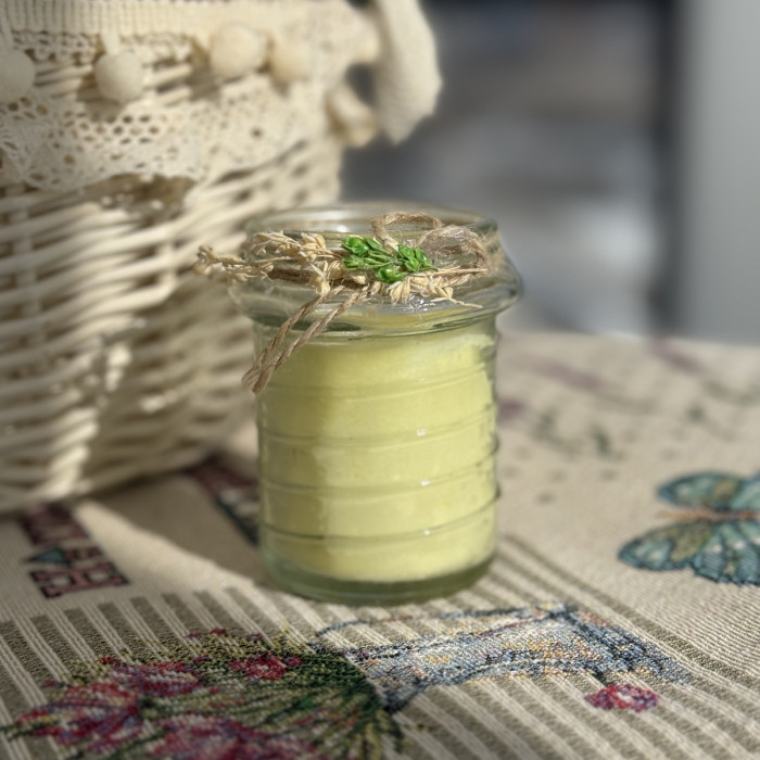 Великодня свічка жовта в скляній баночці з декором середня