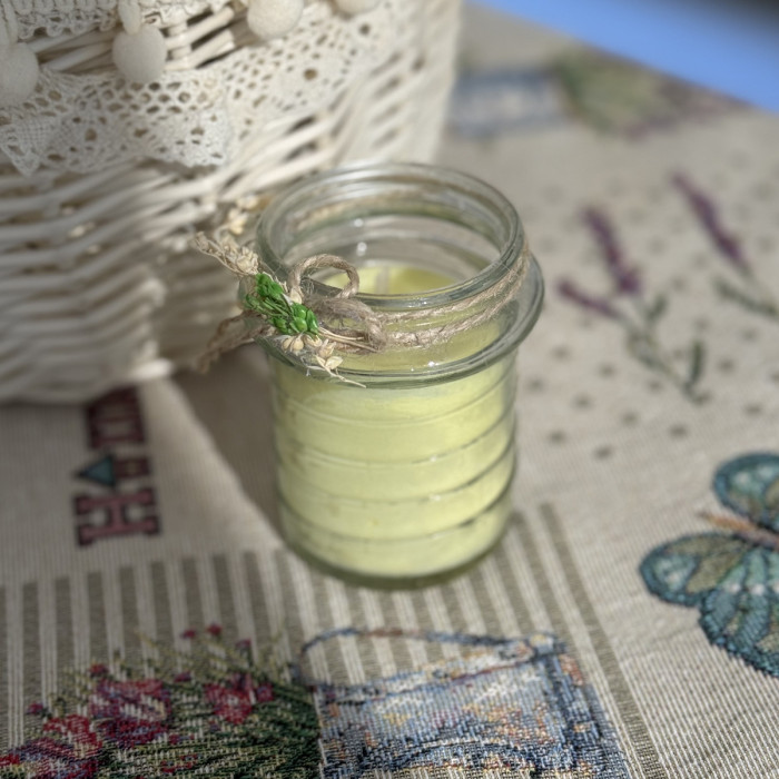 Великодня свічка жовта в скляній баночці з декором середня