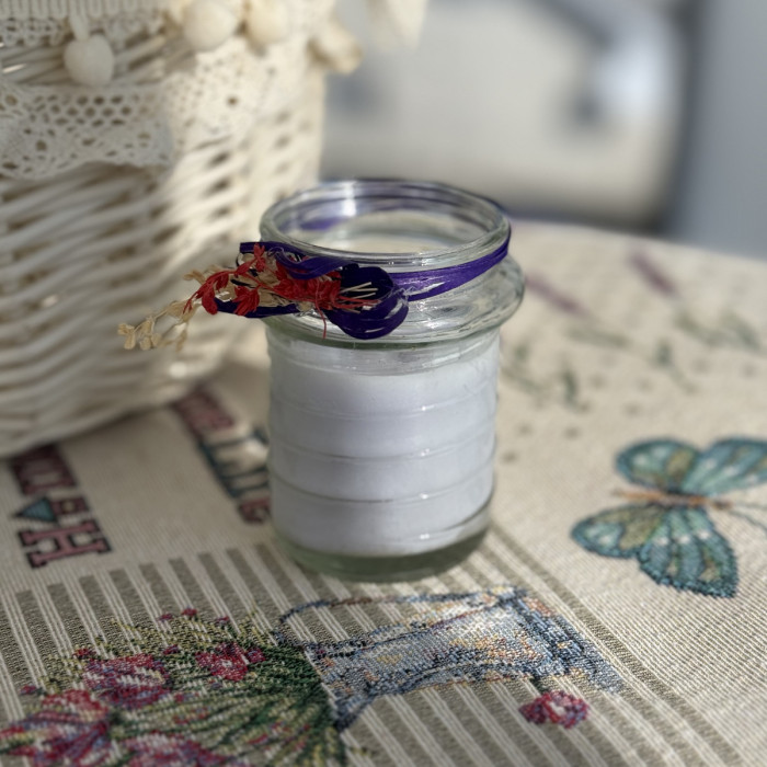 Великодня свічка фіолетова в скляній баночці з декором середня