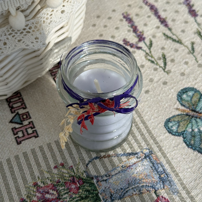 Великодня свічка фіолетова в скляній баночці з декором середня