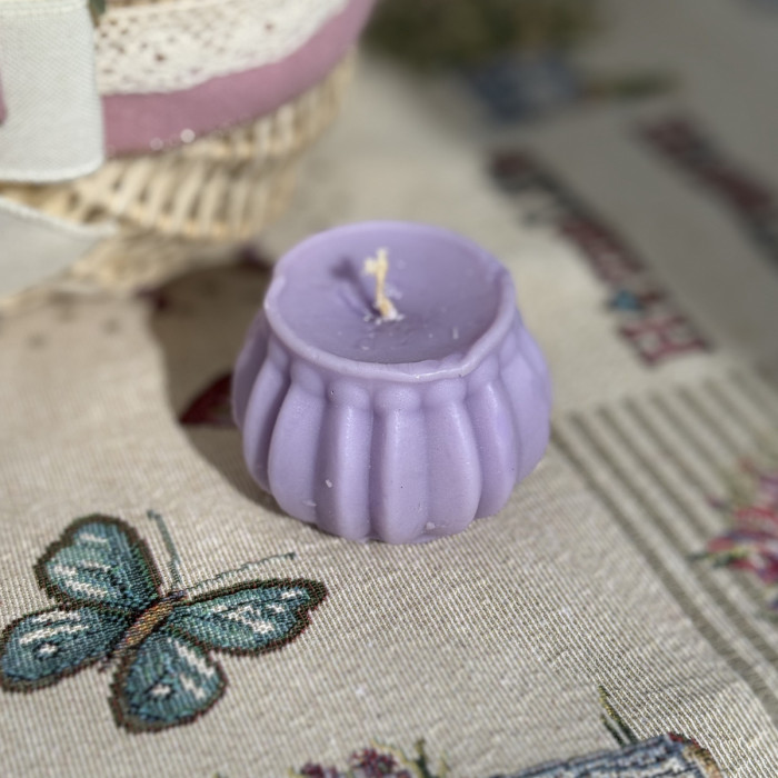 Великодня свічка фіолетова фігурна