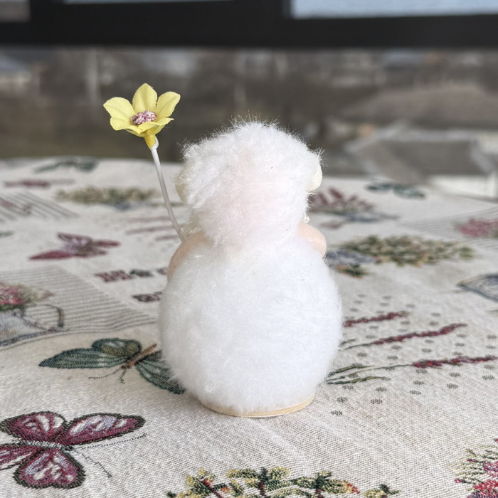 Великодній декоративний баранчик з жовтою квіткою