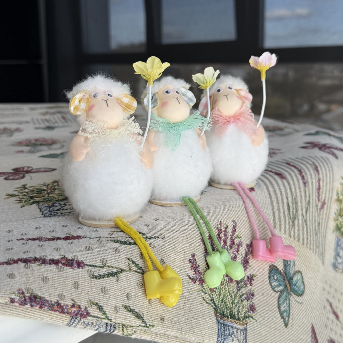 Великодній декоративний баранчик з рожевою квіткою