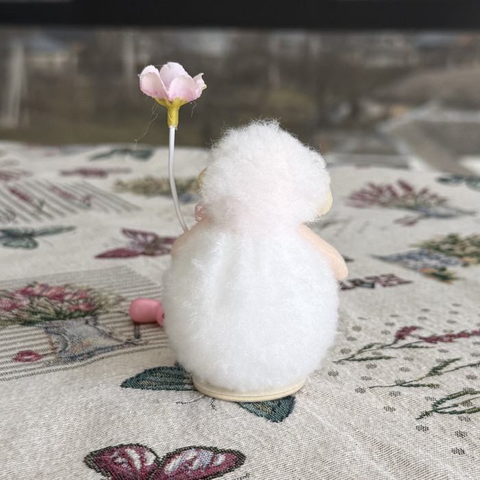 Великодній декоративний баранчик з рожевою квіткою