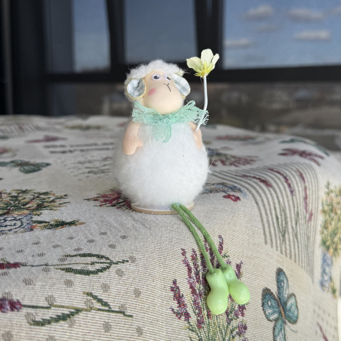 Великодній декоративний баранчик з зеленою квіткою