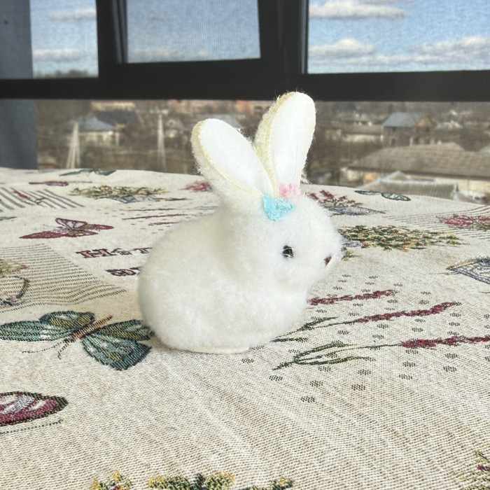 Великодній декоративний зайчик на заколці