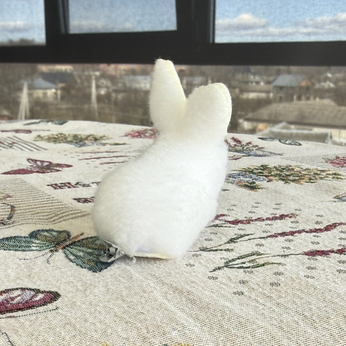 Великодній декоративний зайчик на заколці