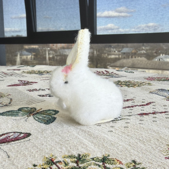 Великодній декоративний зайчик на заколці