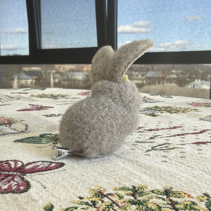 Великодній декоративний зайчик на заколці