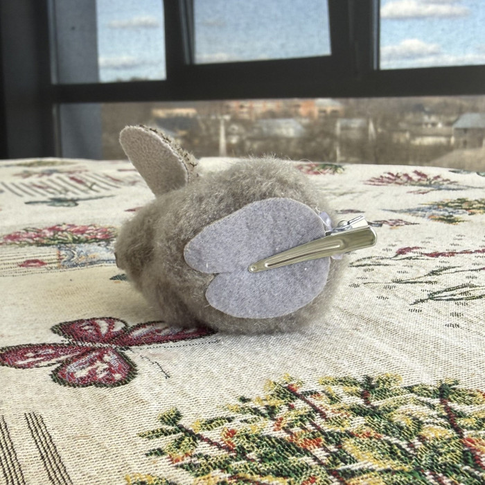 Великодній декоративний зайчик на заколці