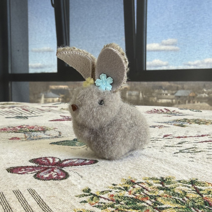 Великодній декоративний зайчик на заколці