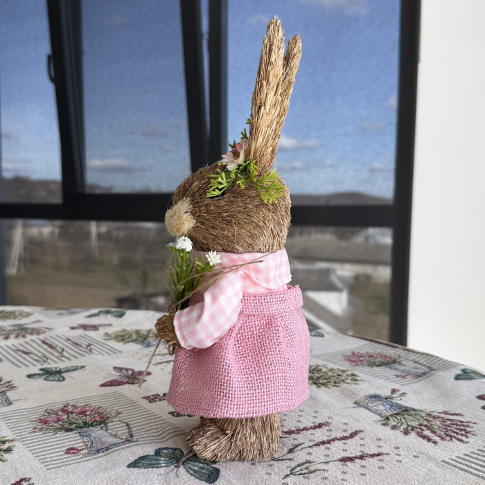 Великодній декоративний зайчик дівчинка з соломи