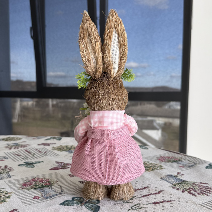 Великодній декоративний зайчик дівчинка з соломи