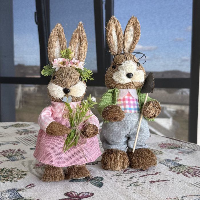 Великодній декоративний зайчик хлопчик з соломи