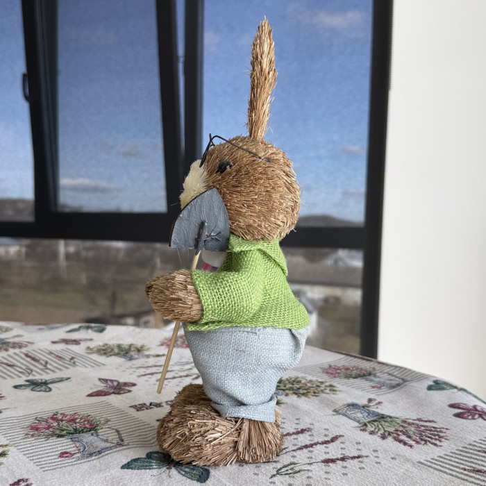 Великодній декоративний зайчик хлопчик з соломи