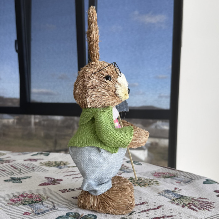 Великодній декоративний зайчик хлопчик з соломи