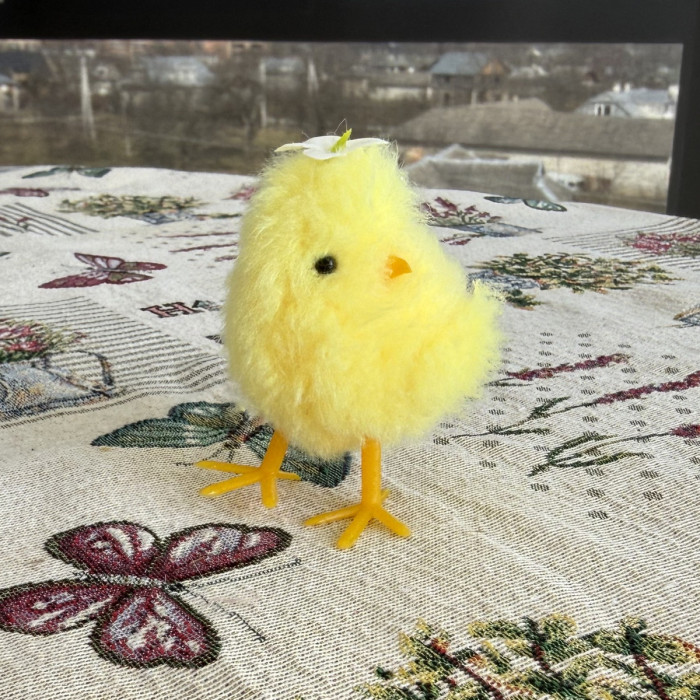 Великоднє декоративне курчатко з квіткою