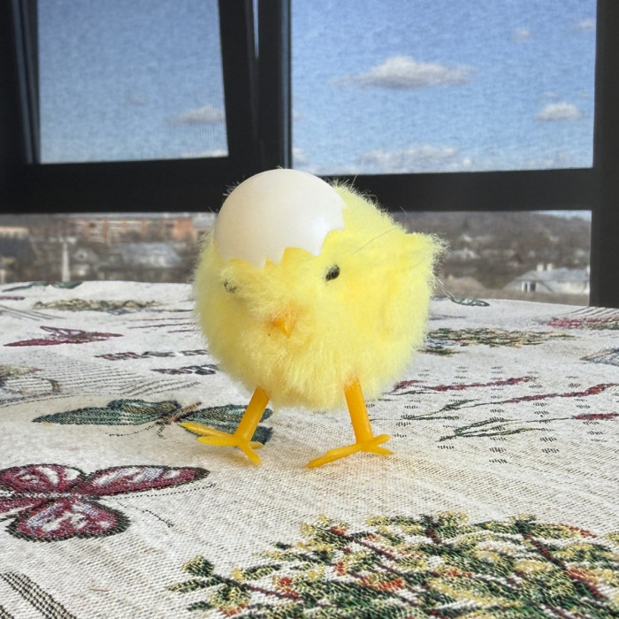 Великоднє декоративне курчатко в шкаралупі