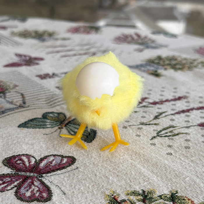 Великоднє декоративне курчатко в шкаралупі