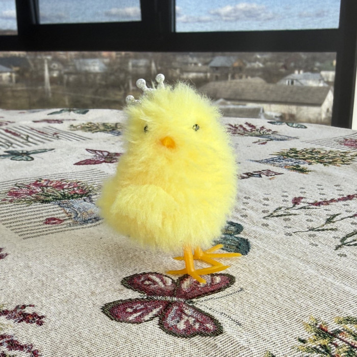 Великоднє декоративне курчатко з короною