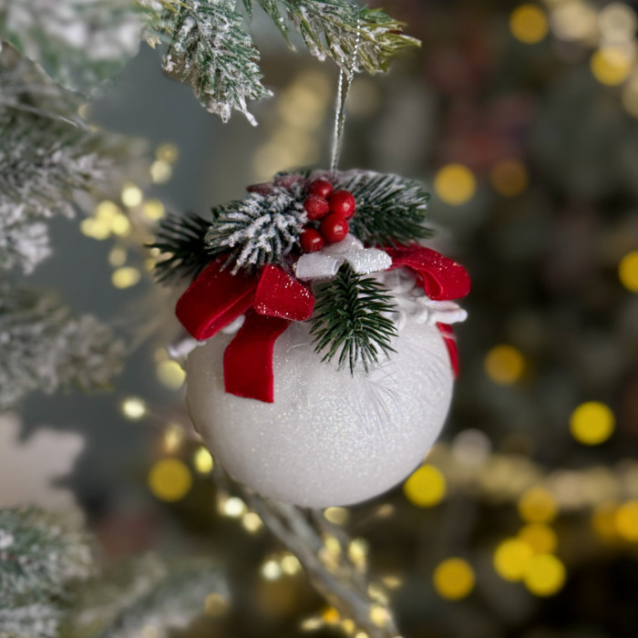 Новорічна куля 8 см ручної роботи біла куля з червоним бантом