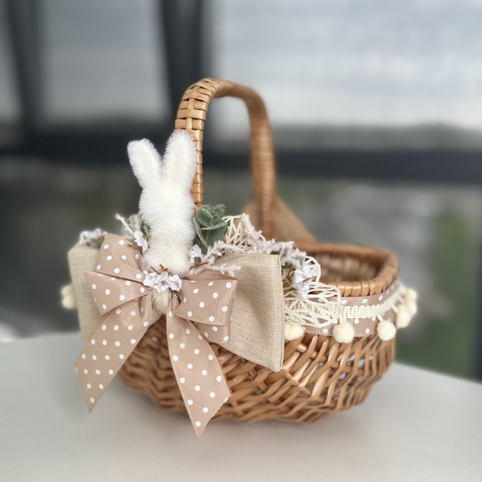 Великодняя корзина ручной работы из натуральной лозы с бежевым декором и зайчиком, средняя