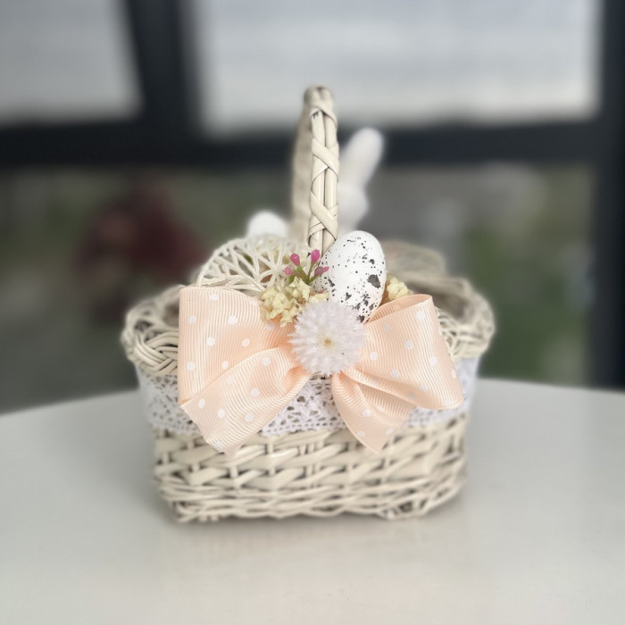 Великодній кошик ручної роботи бежевий з кремовим декором та зайчиком, малий
