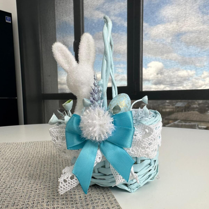 Пасхальная корзина ручной работы голубая с бело-голубым декором и зайчиком, мини