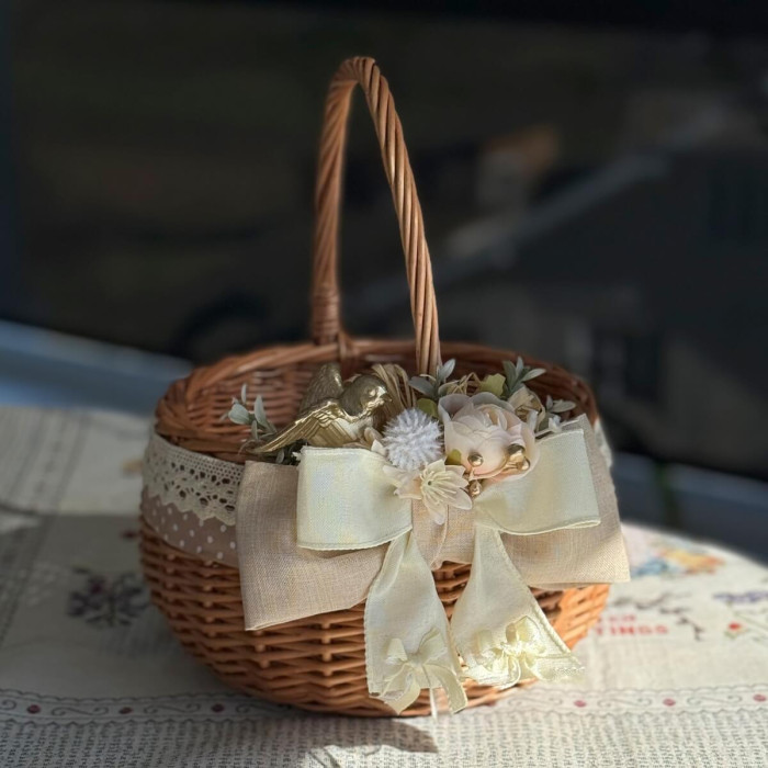 Великодній кошик ручної роботи з натуральної лози з бежевим декором, середній